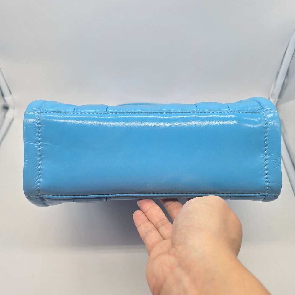 Marc Jacobs The Tote Bag Small Crinkle Patent Leather Air Blue - Picture 5 of 9